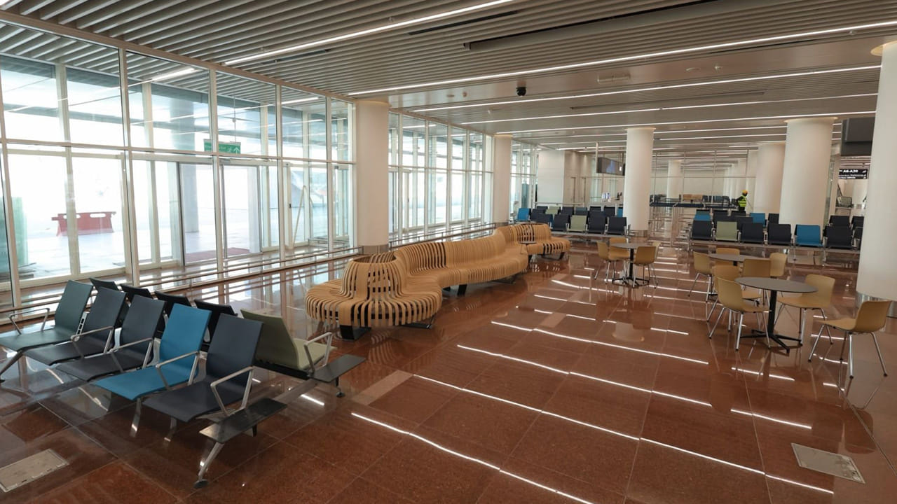 నోయిడా అంతర్జాతీయ విమానాశ్రయం ఆసియాలోనే అతిపెద్ద, ప్రపంచంలో నాలుగో అతిపెద్ద విమానాశ్రయాల్లో ఒకటిగా నిలవనుంది. మొత్తం ప్రాజెక్ట్ నాలుగు దశల్లో (ఫేజ్-1 నుంచి ఫేజ్-4) అభివృద్ధి చేయబడుతోంది. దీని విస్తీర్ణం దశల వారీగా మారుతుంది. మొదటి దశ సుమారు 3,296 ఎకరాలు ఇందులో ఒక రన్‌వే (3,900 మీటర్లు), ప్యాసింజర్ టెర్మినల్, కార్గో టెర్మినల్, ATC టవర్, టాక్సీవేస్ మొదలైన సౌకర్యాలు ఉన్నాయి.ఈ ఎయిర్ పోర్టు పూర్తి అభివృద్ధి జరిగితే సుమారు 11,750 -12000 ఎకరాలు వరకు విస్తరించనుంది. ఇందులో 5 రన్‌వేలు, అనేక టెర్మినల్స్ ఉండనున్నాయి. మొదటి దశకు సుమారు 3,300 ఎకరాలు ఇప్పటికే సేకరించబడ్డాయి. తదుపరి దశల కోసం అదనపు భూమి సేకరణ జరుగుతోంది..ప్రస్తుతం ప్రారంభమవుతున్న మొదటి దశ 3,296 ఎకరాల్లో ఉంది. నోయిడా అంతర్జాతీయ విమానాశ్రయం అత్యాధునిక హంగులతో నిర్మితమైంది.మొదటి దశలో భాగంగా సంవత్సరానికి 12 మిలియన్ ప్యాసింజర్లు ఈ విమానాశ్రయం నుంచి ప్రయాణించే సామర్థ్యం కలిగి ఉంది. 3,900 మీటర్ల పొడవైన రన్‌వే, వైడ్-బాడీ విమానాలను సులభంగా నిర్వహించగల సామర్థ్యం ఉంది.. అన్ని వాతావరణ పరిస్థితుల్లో 24 గంటల కార్యకలాపాలకు మద్దతు ఇచ్చే ఇన్‌స్ట్రుమెంట్ ల్యాండింగ్ సిస్టమ్ (ILS), అధునాతన నావిగేషన్ వ్యవస్థలు, ఎయిర్‌ఫీల్డ్ లైటింగ్ వ్యవస్థలు కలిగి ఉంది