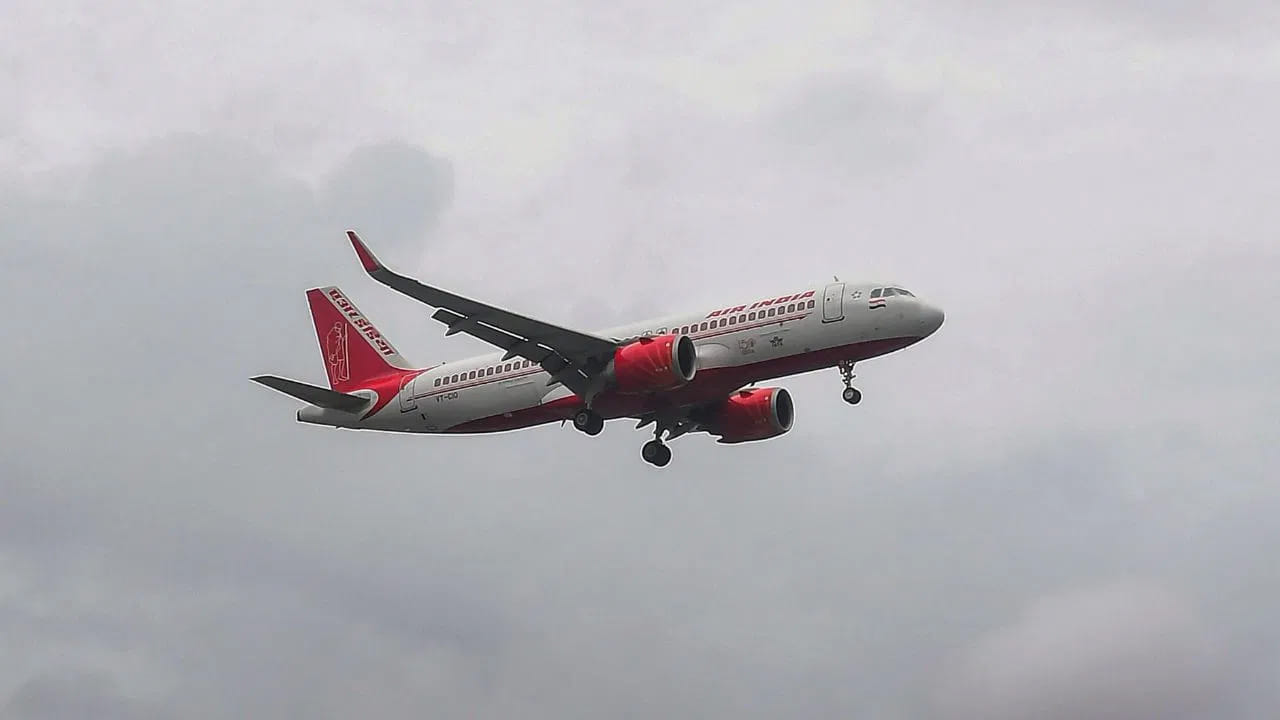 
నోయిడా అంతర్జాతీయ విమానాశ్రయం పబ్లిక్-ప్రైవేట్ పార్ట్‌నర్‌షిప్ (PPP) మోడల్లో అభివృద్ధి చేయబడుతోంది. ఇది ఉత్తరప్రదేశ్ ప్రభుత్వం ప్రైవేట్ సంస్థ మధ్య భాగస్వామ్యంలో జరుగుతుంది. ప్రధాన అభివృద్ధి సంస్థ యమునా ఇంటర్నేషనల్ ఎయిర్‌పోర్ట్ ప్రైవేట్ లిమిటెడ్ (YIAPL) ఇది జ్యూరిచ్ ఎయిర్‌పోర్ట్ ఇంటర్నేషనల్  యొక్క పూర్తి స్వంతంగా ఉన్న సబ్సిడరీ సంస్థ స్విట్జర్లాండ్‌లోని జ్యూరిచ్ అంతర్జాతీయ విమానాశ్రయం నిర్వహిస్తున్న సంస్థ ఈ ప్రాజెక్టును 40 సంవత్సరాల కాలానికి డిజైన్, నిర్మాణం, నిర్వహణ చేపట్టింది.2019లో జరిగిన బిడ్డింగ్‌లో జ్యూరిచ్ ఎయిర్‌పోర్ట్ AG గెలిచి, 2020లో ఉత్తరప్రదేశ్ ప్రభుత్వంతో ఒప్పందం కుదుర్చుకుంది. 
నోయిడా ఇంటర్నేషనల్ ఎయిర్‌పోర్ట్ లిమిటెడ్ (NIAL) ఇది ఉత్తరప్రదేశ్ ప్రభుత్వం తరపున పనిచేసే ఏజెన్సీ. భూమి సేకరణ, అనుమతులు మొత్తం ప్రాజెక్ట్ పర్యవేక్షణ చేస్తుంది.నోయిడా అంతర్జాతీయ విమానాశ్రయ సివిల్ నిర్మాణ పనులు టాటా ప్రాజెక్ట్స్ లిమిటెడ్ చేపట్టింది.ఇది భారతదేశంలో మొదటి 100 శాతం విదేశీ ప్రత్యక్ష పెట్టుబడి విమానాశ్రయ ప్రాజెక్ట్‌లలో ఒకటి.జ్యూరిచ్ ఎయిర్‌పోర్ట్ AG ఫేజ్-1కి సుమారు 4,500–11,200 కోట్లు పెట్టుబడి పెడుతోంది.40 సంవత్సరాల కాలానికి నిర్వహణ బాధ్యత జ్యూరిచ్ సంస్థ తీసుకుంది. ఎయిర్ పోర్టు పర్యవేక్షణ  ఉత్తరప్రదేశ్ ప్రభుత్వం (NIAL) ద్వారా, నిర్మాణం నిర్వహణ స్విస్ సంస్థ జ్యూరిచ్ ఎయిర్‌పోర్ట్ ఇంటర్నేషనల్ AG యొక్క యమునా ఇంటర్నేషనల్ ఎయిర్‌పోర్ట్ ప్రైవేట్ లిమిటెడ్ (YIAPL) ద్వారా జరుగుతుంది. PPP మోడల్ ద్వారా స్విస్ నాణ్యత సాంకేతికతను భారతీయ అవసరాలతో మిళితం చేసి అభివృద్ధి చేస్తున్నారు.