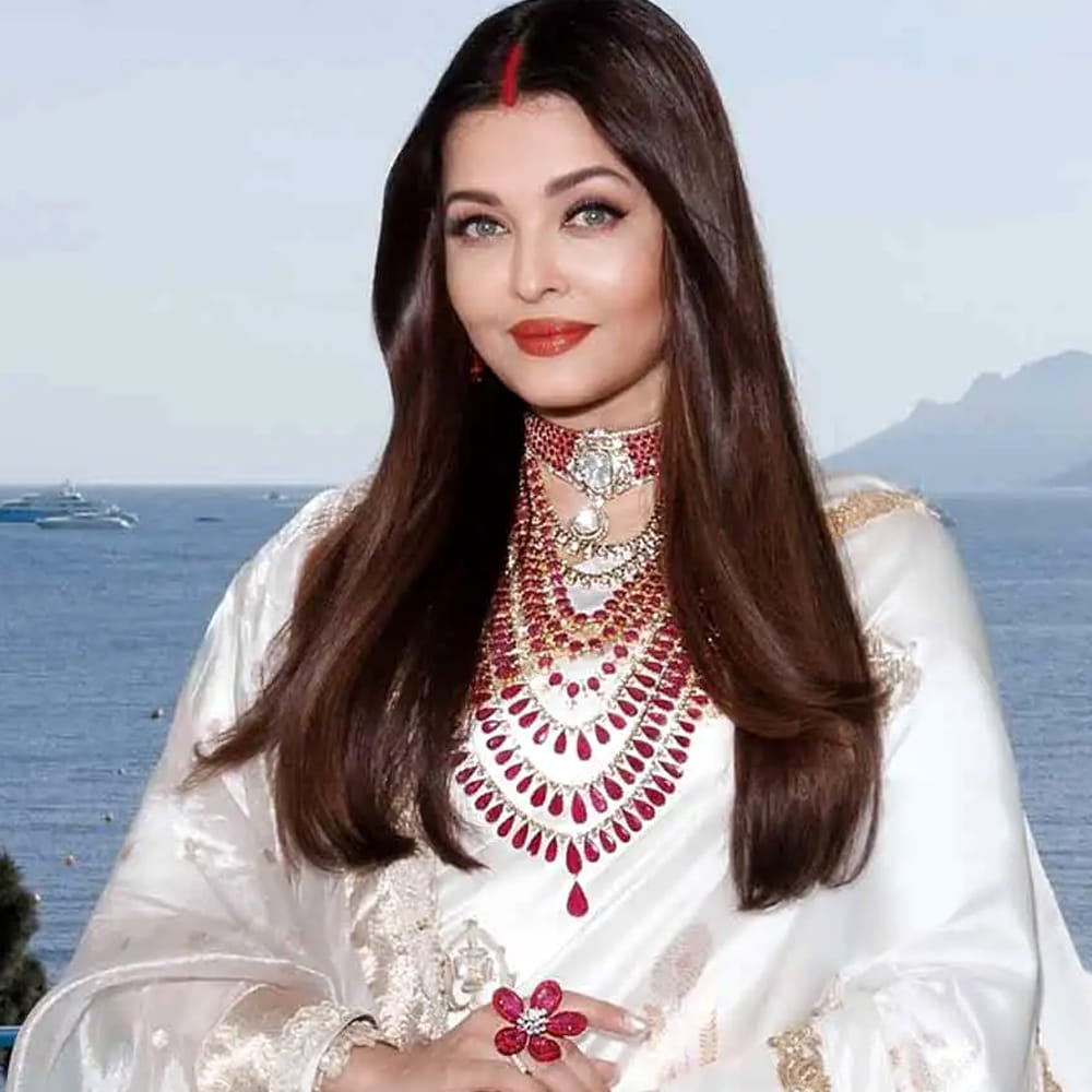 అలాగే హీరోయిన్ ఐశ్వర్య రాయ్తో తన స్నేహం గురించి జయంత్ సి పరాన్జీ చేసిన వ్యాఖ్యలు ఆసక్తికరంగా మారాయి. మిస్ వరల్డ్ అయినప్పటి నుంచి తనకు ఐశ్వర్య తెలుసని చెప్పారు. "ప్రేమంటే ఇదేరా" సినిమా కోసం ఐశ్వర్యను సంప్రదించినప్పుడు, ఆమె స్క్రిప్ట్ విని కన్నీళ్లు పెట్టుకుని సినిమా చేయడానికి వెంటనే డేట్స్ ఇస్తానని చెప్పిందని, అయితే అంతకు ముందు ఆమెకు రెండు హిందీ ఫ్లాపులు ఉండటంతో పరిశ్రమ వెనుకాడిందని తెలిపారు. అప్పుడు ఆమె స్థానంలో ప్రీతి జింటాను తీసుకున్నట్లు చెప్పారు.