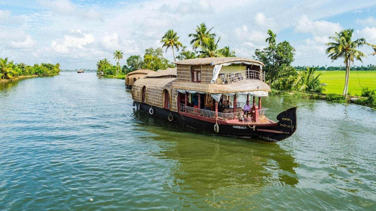 అలప్పుజ: కేరళ పర్యటనలో హౌస్‌బోట్ ప్రయాణం లేకపోతే ఆ యాత్రే పూర్తి కాదు. మీకు కూడా దీన్ని ఎక్స్‌పీరియన్స్ చేయాలి అనుకుంటే.. 'వెనిస్ ఆఫ్ ది ఈస్ట్' అని పిలవబడే ఇక్కడి బ్యాక్‌వాటర్స్ గుండా ప్రయాణిస్తూ కేరళ గ్రామీణ అందాలను చూడవచ్చు. ఇది మీకు లైఫ్‌లో గొప్ప అనుభూతిని కలిగిస్తుంది. చాలా మెమోరీస్‌ను అందిస్తుంది.
