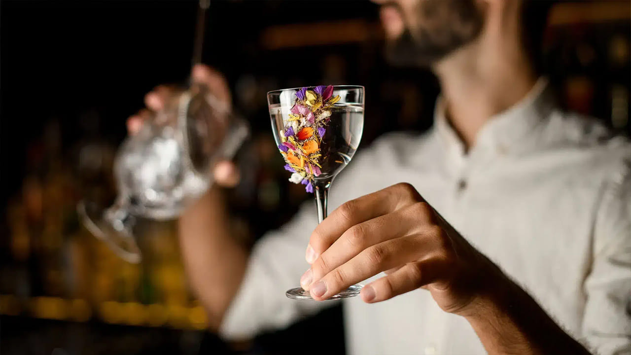 ఆల్కహాల్ ప్రియులు వివిధ రకాల ఆల్కహాల్ బ్రాండ్‌లను తాగేందుకు ఇష్టపడతారు. ఇందులో కొన్ని ఆల్కహాల్‌లు చాలా ఖరీదైనవి. కొన్ని ఆల్కహాల్‌లు రుచిగా కూడా ఉంటాయి. అయితే వీటిల్లో ఆల్కహాల్‌ శాతం ఒక్కోదానిలో ఒక్కోలా ఉంటుంది. ముఖ్యంగా బీరులో దాదాపు 4 నుండి 8 శాతం ఆల్కహాల్ ఉంటుంది. మిగిలిన రకాల ఆల్కహాల్‌లలో 40 శాతం వరకు ఆల్కహాల్ ఉంటుంది.