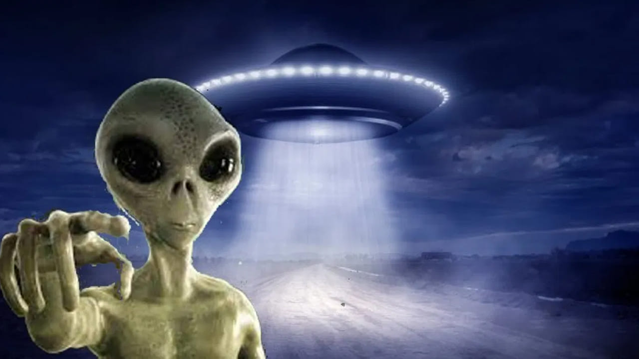 తమిళనాడులో మల్లమూపంబట్టిలో ఏలియన్స్‌కు ఓ గుడిని అద్భుతంగా నిర్మించారు. ఇంకా ఈ దేవాలయంలో శివపార్వతులు  విగ్రహాలను కూడా ప్రతిష్ఠించారు. 