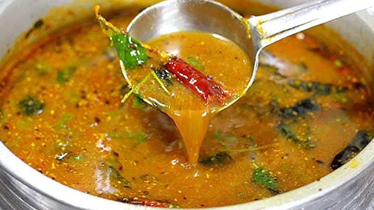 ఇప్పుడు వేయించిన అల్లం మిశ్రమంలో వెల్లుల్లి లవంగాలు వేసి వాటిని బాగా కలపండి. 