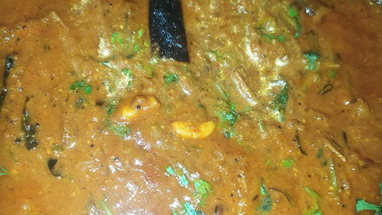 గ్యాస్ వెలిగించి స్టవ్ మీద పాన్ పెట్టి దానిలో అల్లం మిశ్రమం, చింతపండు సారం, తురిమిన బెల్లం,  అర టీ స్పూన్ పసుపు, ఒక టీ స్పూన్ కారం వేసి మిక్స్ అయ్యే వరకు బాగా కలపండి.