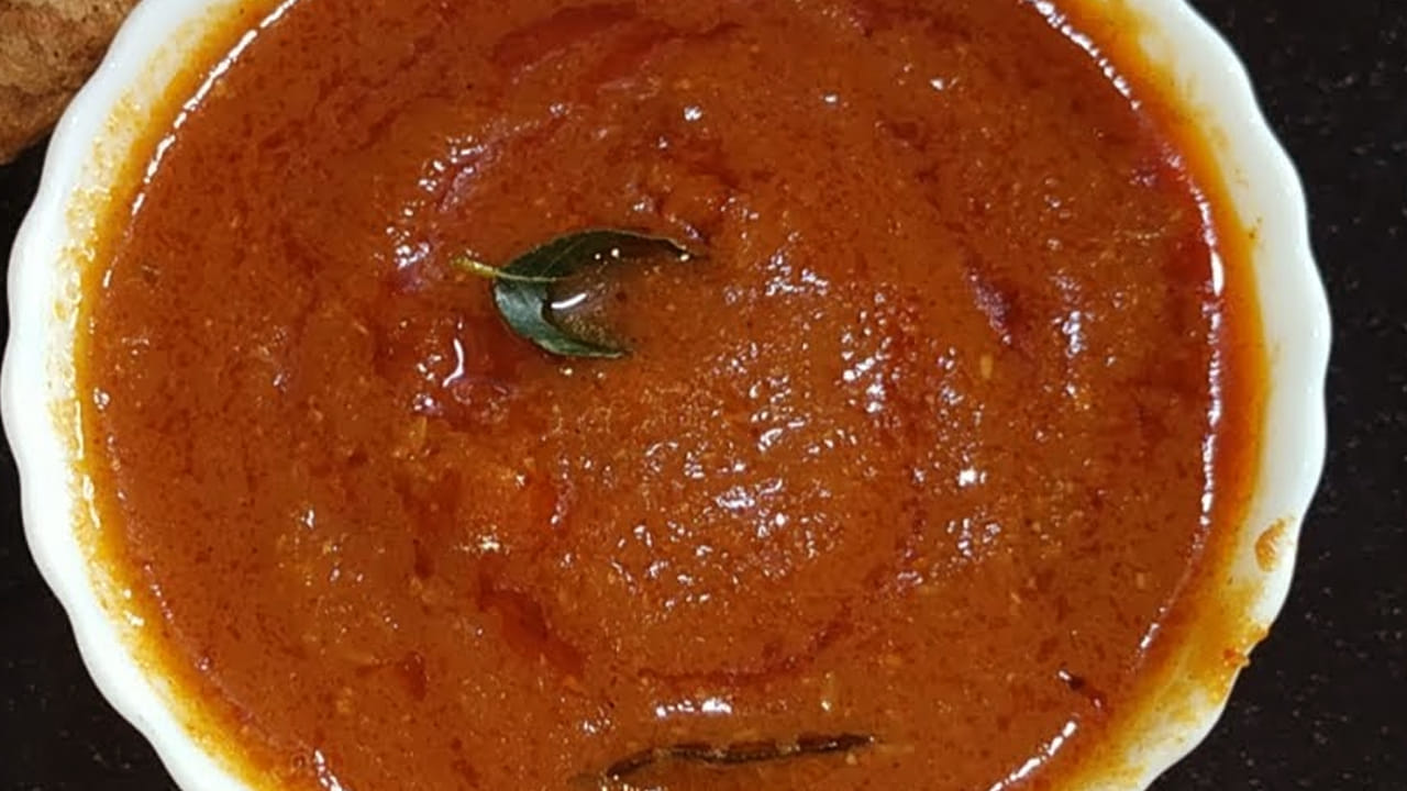 అల్లం ముక్కలు పచ్చి వాసన పోయే వరకు 15 నిముషాల పాటు నిమిషాలు స్టవ్ మీదే ఉంచి బాగా ఉడికించాలి.
