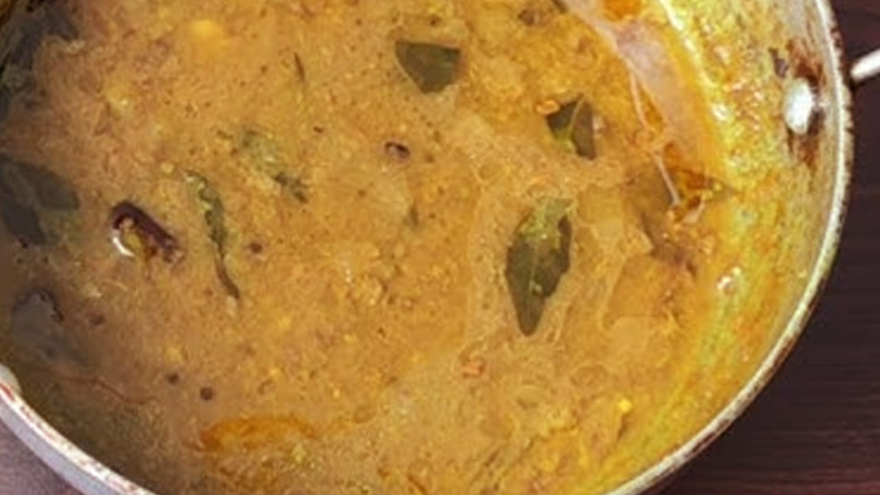 మళ్ళీ ప్రత్యేక పాన్‌ పెట్టి ఆయిల్ చేసి, అర టీ స్పూన్ ఆవాలు, ఎండిన మిర్చి, కరివేపాకు ఆకులు , నాలుగు వెల్లుల్లి రెబ్బలు వేసి, పులుసులో పోయాలి. అంతే, వేడి వేడి అల్లం పులుసు రె