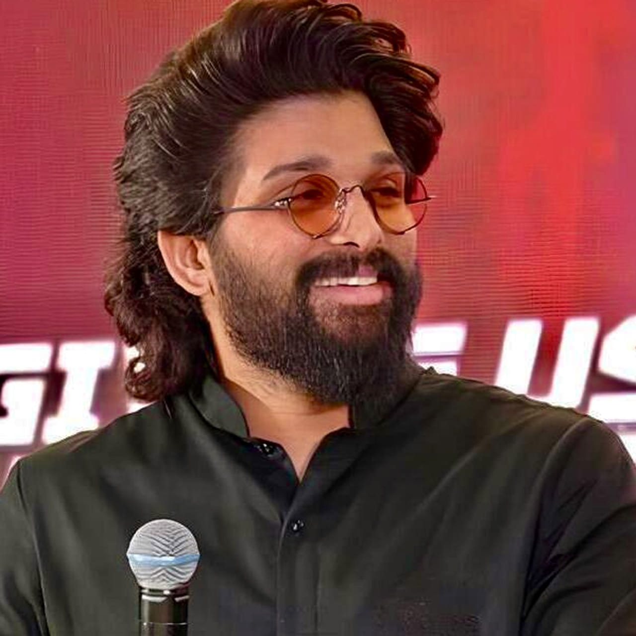 టాలీవుడ్ ఐకాన్ స్టార్ అల్లు అర్జున్ ప్రస్తుతం పాన్ ఇండియా సినిమాలతో దూసుకుపోతున్నాడు. బ్యాక్ టు బ్యాక్ సినిమాలు చేస్తూ ప్రేక్షకులను విశేషంగా అలరిస్తున్నారు. ఇటీవలే పుష్ప సినిమాతో భారీ హిట్ అందుకున్నాడు అల్లు అర్జున్, పుష్ప 1 అలాగే పుష్ప 2 రెండు సినిమాలు భారీ విజయాలను అందుకున్నాయి. ఇక ఇప్పుడు స్టార్ హీరో అట్లీ దర్శకత్వంలో ఓ సినిమా చేస్తున్నాడు బన్నీ.