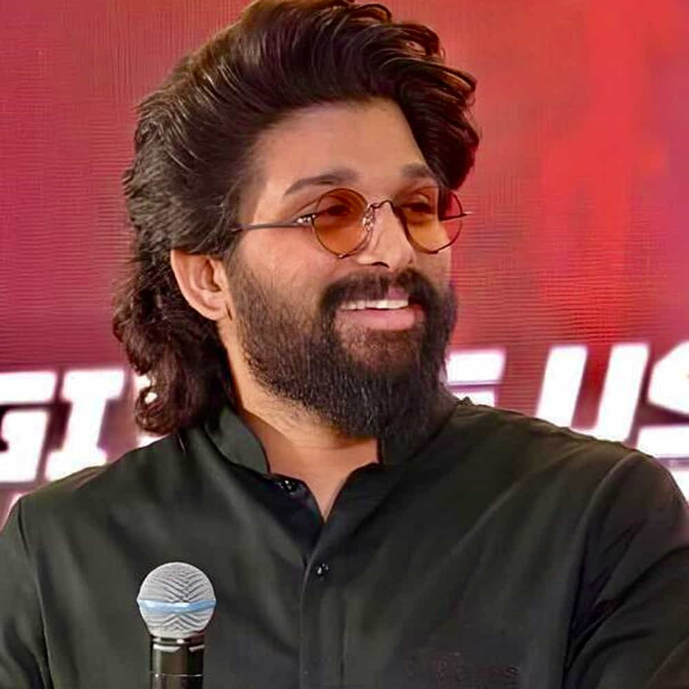 టాలీవుడ్ ఐకాన్ స్టార్ అల్లు అర్జున్ ప్రస్తుతం పాన్ ఇండియా సినిమాలతో దూసుకుపోతున్నాడు. బ్యాక్ టు బ్యాక్ సినిమాలు చేస్తూ ప్రేక్షకులను విశేషంగా అలరిస్తున్నారు. ఇటీవలే పుష్ప సినిమాతో భారీ హిట్ అందుకున్నాడు అల్లు అర్జున్, పుష్ప 1 అలాగే పుష్ప 2 రెండు సినిమాలు భారీ విజయాలను అందుకున్నాయి. ఇక ఇప్పుడు స్టార్ హీరో అట్లీ దర్శకత్వంలో ఓ సినిమా చేస్తున్నాడు బన్నీ.