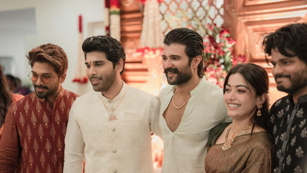 ఏకంగా వెడ్డింకార్డుతో తమ అభినులకు సర్‌ప్రైజ్ ఇచ్చారు. వారి ప్రేమను తెలుపుతూ, తామ వివాహ బంధం గురించి తెలియజేశారు. అతి కొద్ది మంది సమక్షంలో ఉదయ్ పూర్‌లలో రెండు సంప్రదాయాల ప్రకారం ఘనంగా వివాం చేసుకున్నారు.