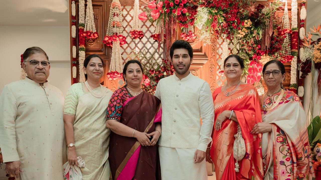 అయితే తాజాగా ఈ కొత్త జంట అల్లు ఇంట సందడి చేసింది. మార్చి6న అల్లు శిరీష్ పెళ్లి జరగనున్న విషయం తెలిసిందే. అయితే శిరీష్ పెళ్లి కొడుకు వేడును ఘనంగా చేశారు. ఈ కార్యక్రమానికి విరోష్ జంట హాజరైంది.