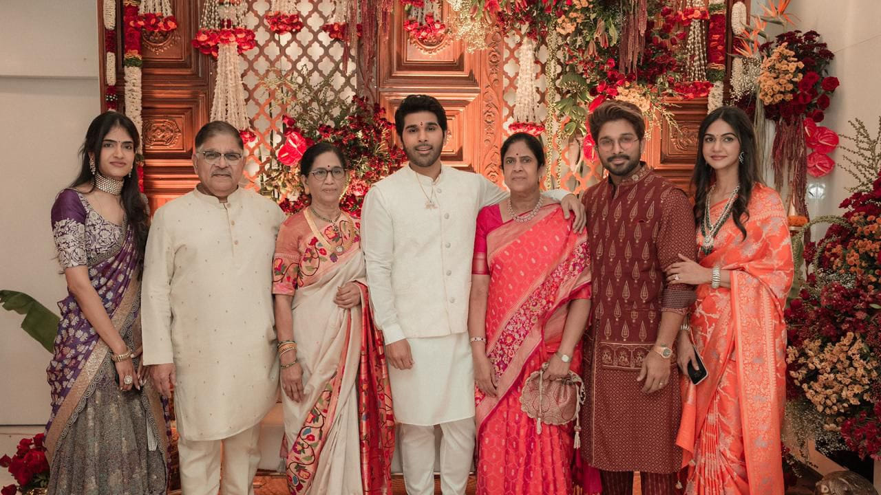 ఈ క్రమంలో విజయ్ దేవరకొండను, రష్మికను అల్లు అరవింద్, అల్లు అర్జున్ అభినందించారు. ఈ నవ జంట వారితో కాసేపు ఆనందంగా గడిపింది. ప్రస్తుతం దీనికి సంబంధించిన ఫొటోలు నెట్టింట తెగ వైరల్ అవుతున్నాయి. మరి మీరు కూడా ఈ ఫొటోలపై ఓ లుక్ వేయండి.