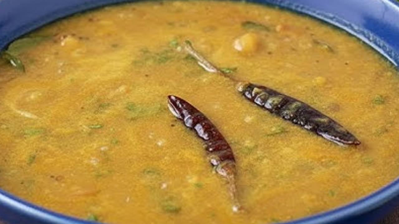 మనలో చాలా మందికి  ఇమ్యూనిటీ పవర్ తక్కువగా ఉంటుంది. రోగ నిరోధక శక్తీ పెంచుకోవడం కోసం మందులు వాడుతుంటారు. అయినా కూడా ఎలాంటి ప్రయోజనం ఉండదు. ఇలాంటి వాళ్లు ఉసిరికాయ, పచ్చిమిర్చి పప్పు చేసి తింటే రుచి అదిరిపోతోంది. ఎలా చెయ్యాలో ఇక్కడ చూద్దాం.. 