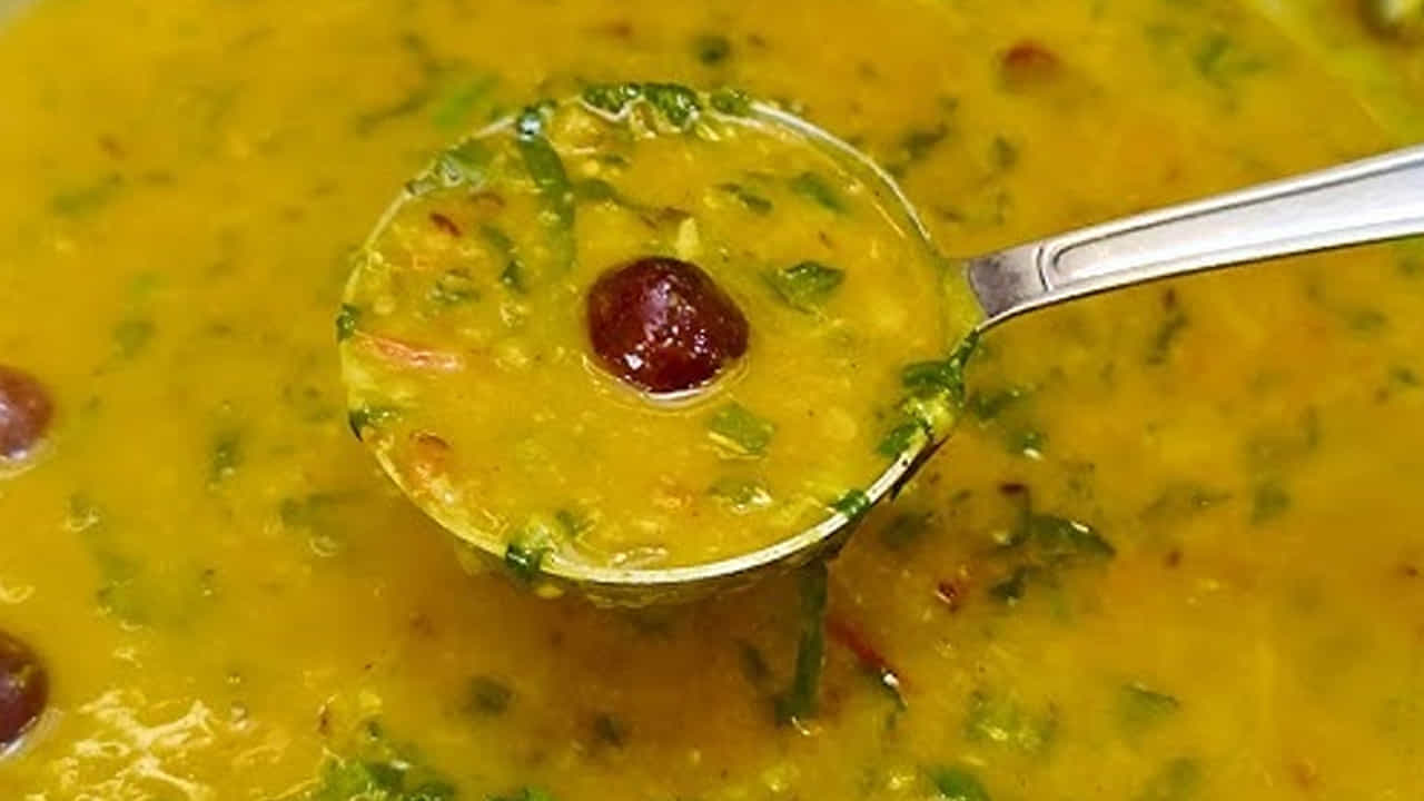 కావాల్సిన పదార్దాలు: 5 ఉసిరికాయ, 10 పచ్చిమిర్చి, కంది పప్పు, రుచికి సరిపడా ఉప్పు , ఒక టేబుల్ స్పూన్ కారం,అర టీ స్పూన్ పసుపు ,రెండు కప్పులు ఉల్లిపాయ ముక్కలు, ఒక కప్పు టమాటాలు, నూనెను తీసుకోవాలి. దీనిని వేడి వేడి అన్నంతో తింటే రుచి సూపర్ గా ఉంటుంది.