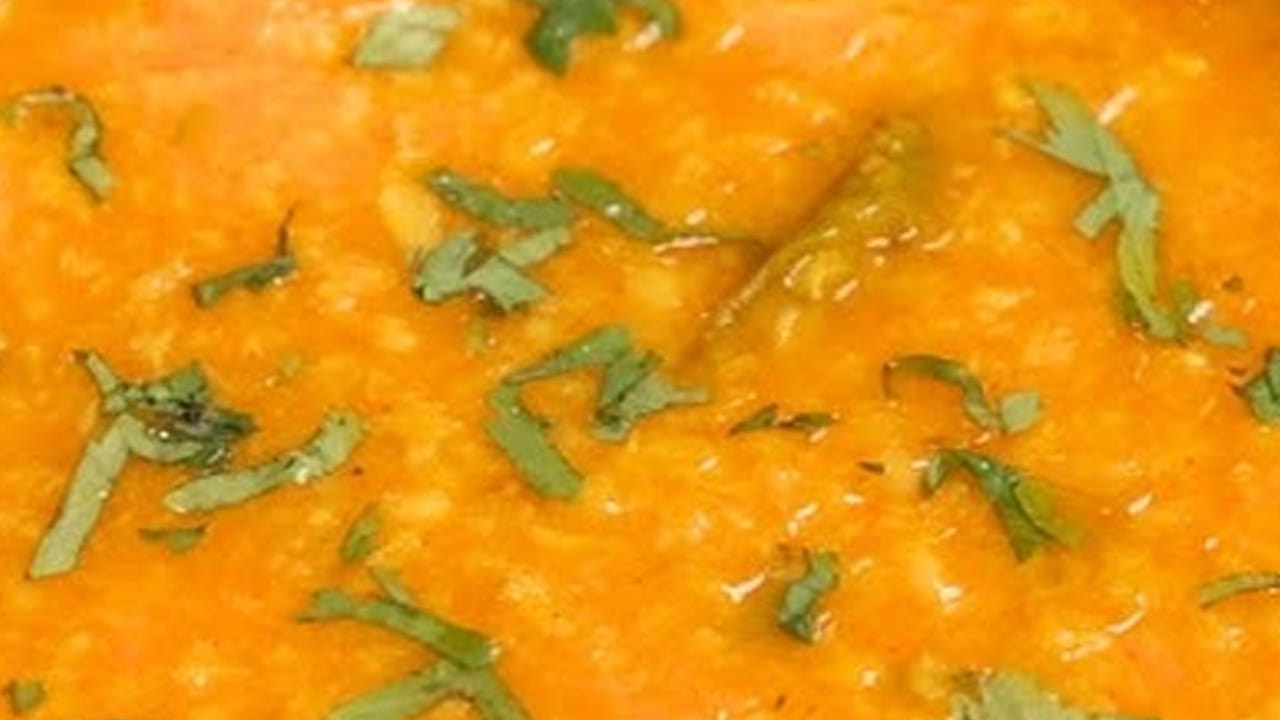 ముందుగా పప్పును బాగా ఉడకబెట్టి దానిలో దానిలో ఉసిరికాయ ముక్కలు, పచ్చిమిర్చి ముక్కలు, రుచికి సరిపడా ఉప్పు, ఒక గ్లాస్ నీళ్లు పోసి పది నుంచి 15  నిమిషాల పాటు ఉడికించి, దానిని కిందకు దించి పప్పు గుత్తితో మెదుపుకోవాలి. 