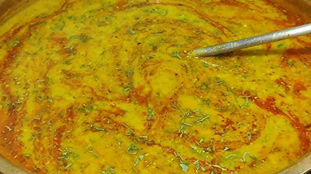 ఆ తర్వాత గ్యాస్ వెలిగించి ఆయిల్  చేసి, దానిలో అర టీ స్పూన్ ఆవాలు, అర టీ స్పూన్  జీలకర్ర, 4 ఎండుమిర్చి, 5 వెల్లుల్లి రెబ్బలు, 10 కరివేపాకు ఆకులు, కొంచం ఇంగువ వేసి బాగా వేయించాలి దీనిని తీసుకుని పప్పులో వేసి బాగా కలుపుకోవాలి.  