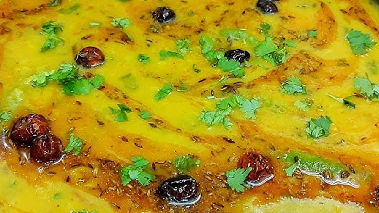 అంతే, వేడి వేడి ఉసిరికాయ, పచ్చిమిర్చి పప్పు రెడీ. అయితే, ఉసిరి ముక్కలను కంది పప్పుతో బాగా ఉడికిస్తే రుచిగా ఉంటుంది. ఇమ్యూనిటీని తక్కువ ఉన్నవాళ్లు ఈ పప్పును వారంలో రెండు సార్లు తీసుకుంటే ఆ  సమస్య నుంచి ఉపశమనం పొందొచ్చు. 