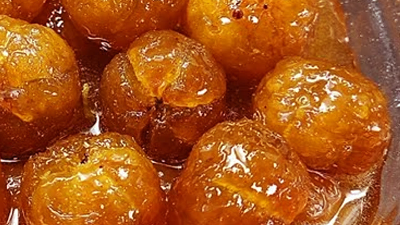 ఉసిరికాయ మురబ్బా తింటే గొంతు నొప్పి, జలుబు తగ్గుతుంది. ఎందుకంటే, దీనిలో విటమిన్ సి అధికంగా ఉంటుంది. అంతేకాదు, ఇది ఇమ్యూనిటీ పవర్ ను కూడా పెంచుతుంది.