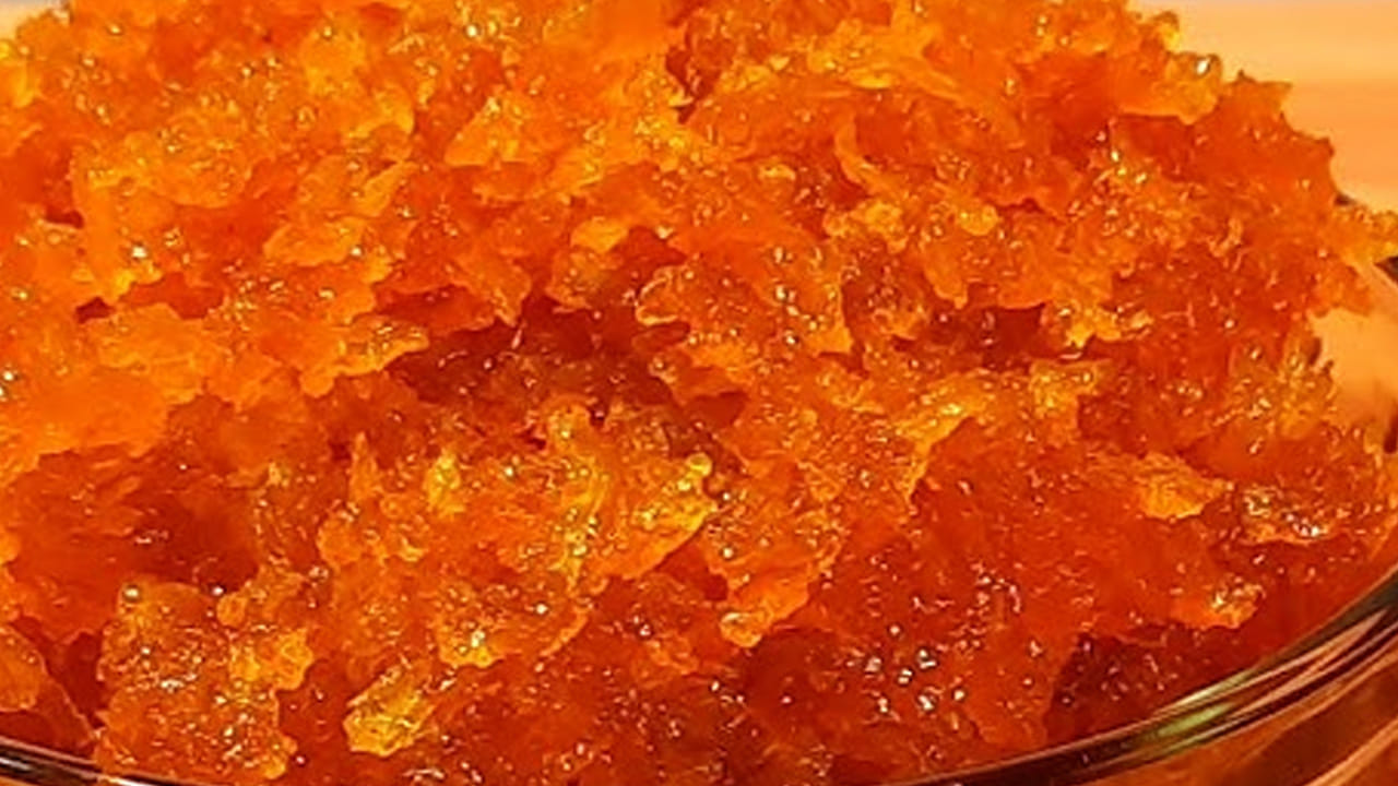 అమ్మాయిల్లో కొందరికి జుట్టు బాగా రాలుతుంది. అలాంటి వారు బాధ పడటం మానేసి ఈ ఉసిరికాయ మురబ్బాని తింటే జుట్టు బలంగా తయారవుతుంది. అలాగే, చర్మ సమస్యలు కూడా తగగ్గుతాయి.