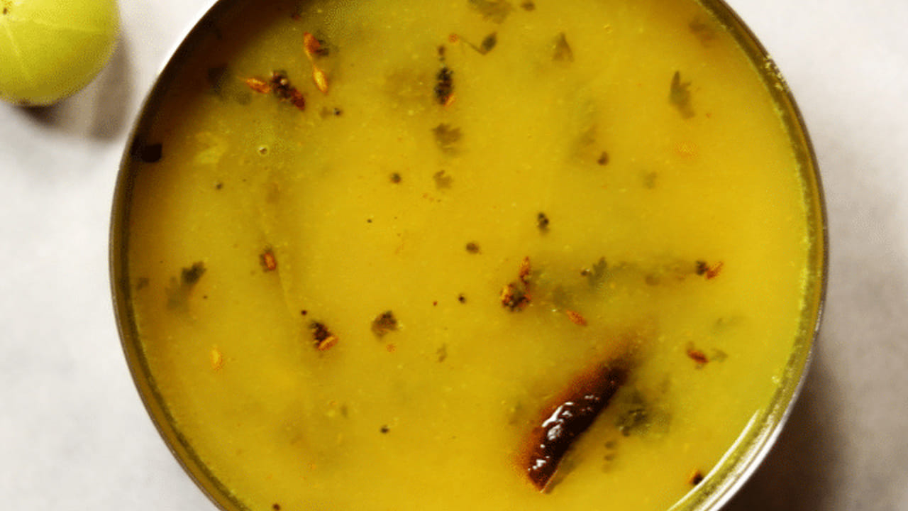 పాన్ తీసుకుని దానిలో ఆయిల్ చేసి ఆవాలు, జీలకర్ర, మినపప్పు, ఒక టీ స్పూన్ శనగపప్పు, రెండు ఎండుమిర్చి, కరివేపాకు ఆకులు వేసి వేయించాలి.