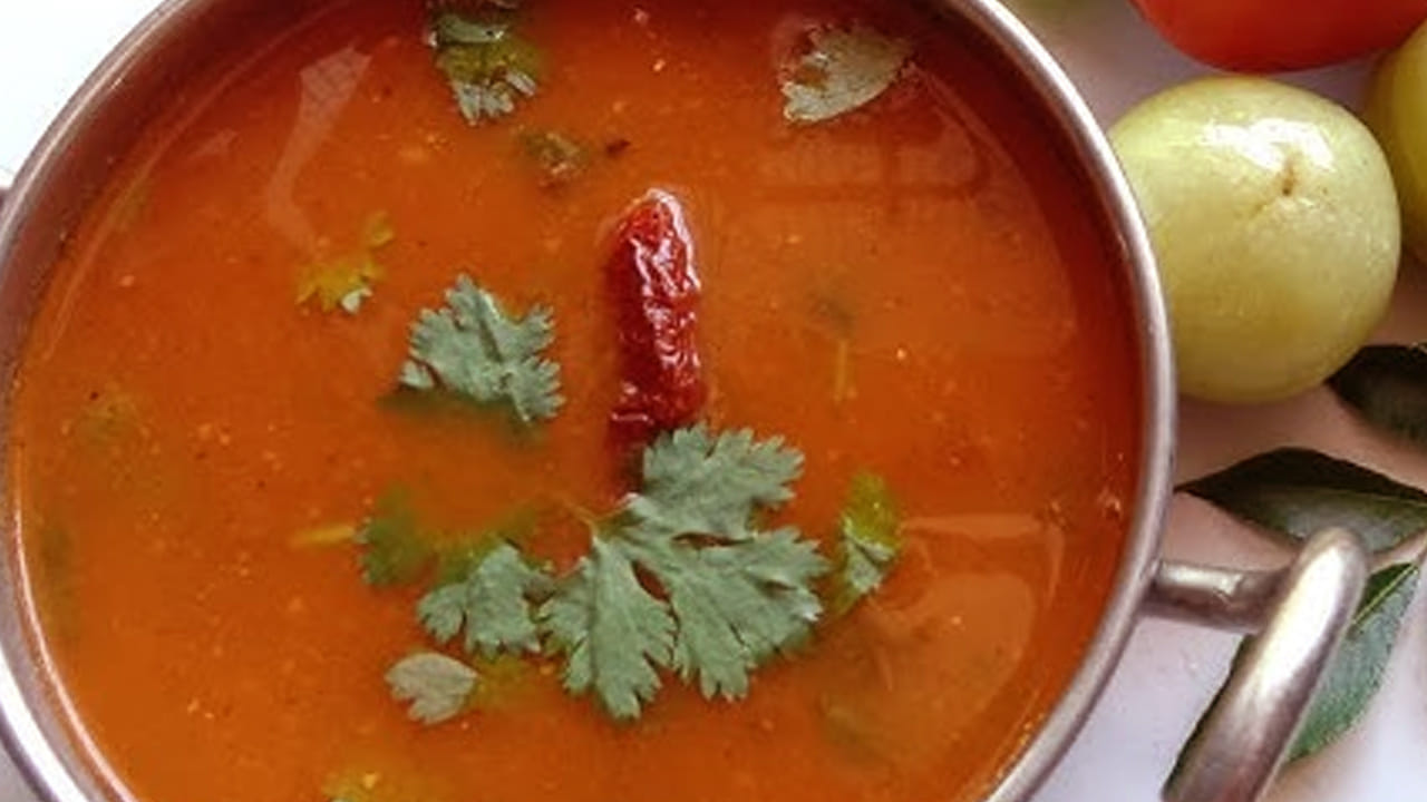 ఉసిరికాయ ముక్కలను తీసుకుని దానిలో కొంచం పసుపు, రుచికి సరిపడా ఉప్పు, ఒక టేబుల్ స్పూన్ కారం వేసి ముక్కలను బాగా మగ్గించాలి.