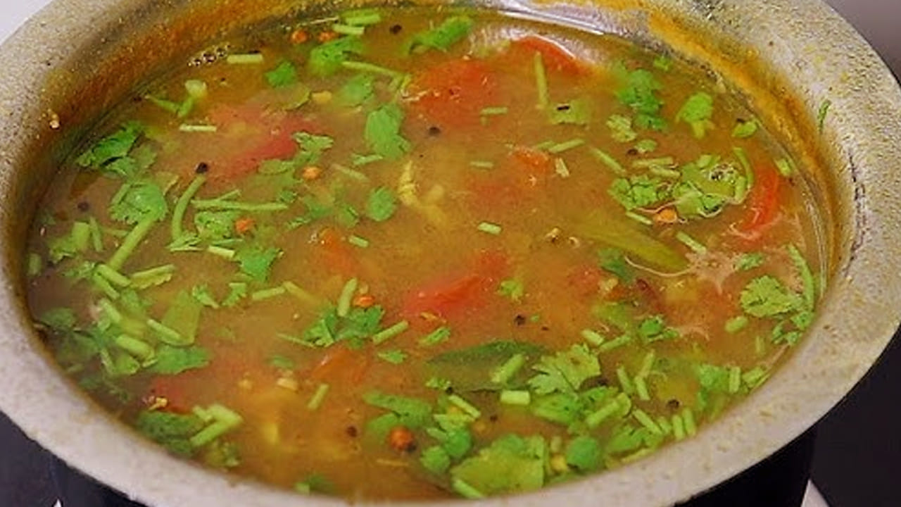 ఆ తర్వాత ఒక గ్లాస్ చింతపండు రసం, అర గ్లాస్ నీళ్లు పోసి ముక్కలు మెత్తగా అయ్యే వరకు వాటిని బాగా ఉడికించాలి.