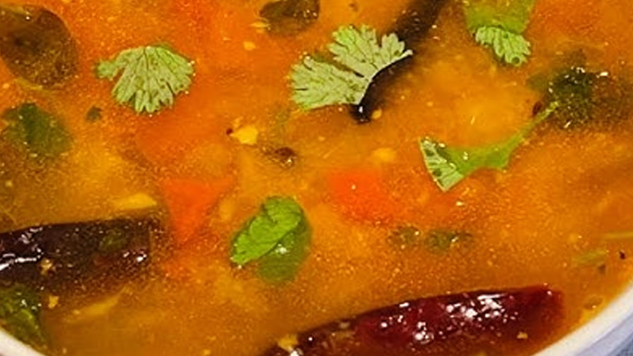 ఇక చివర్లో పులుపును తగ్గించడానికి దంచిన బెల్లం వేసి ఆ మిశ్రమాన్ని మిక్స్ అయ్యేలా కలుపుకోవాలి. అంతే వేడి వేడి ఉసిరికాయ పులుసు రెడీ.