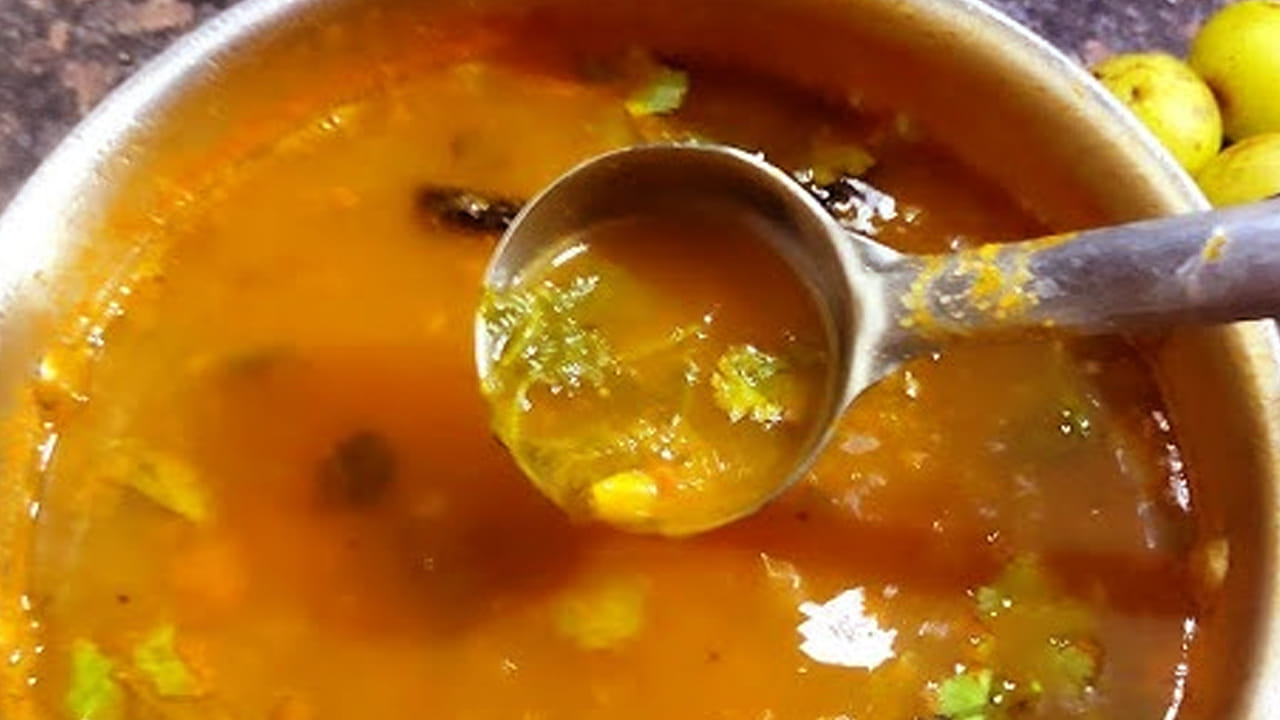 ముందుగా పది ఉసిరికాయలను తీసుకుని వాటిని నీటితో రెండు సార్లు కడిగి శుభ్రం చేసి కడిగి, ముక్కలుగా కోసుకోవాలి.