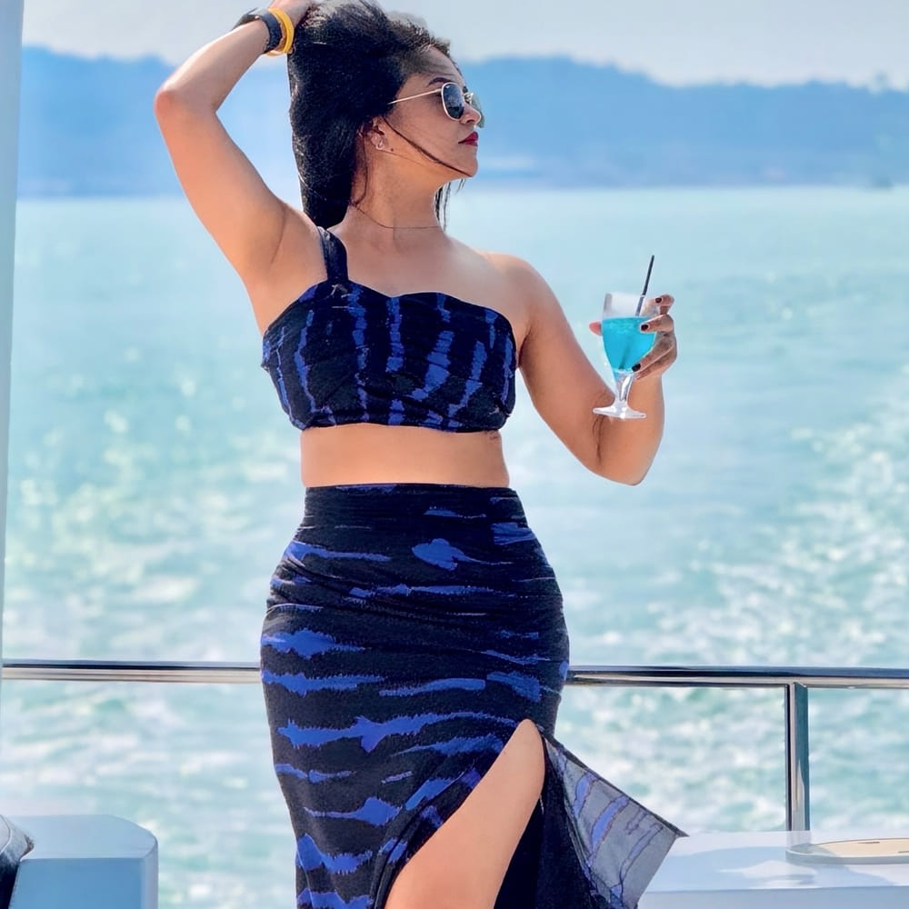 ఇప్పుడు ఈ అమ్మడు ఫోటోస్ చూసి షాకవుతున్నారు ఫ్యాన్స్. ప్రస్తుతం అమూల్య గౌడ ఫోటోస్ చూసి ఆశ్చర్యపోతున్నారు ఫ్యాన్స్. నిత్యం చీరకట్టులో కనిపించే పూలగంప.. ఇప్పుడు గ్లామర్ ఫోజులతో నెట్టింట అగ్గి రాజేస్తుందంటూ కామెంట్స్ చేస్తున్నారు. తెలుగులో ఈ కన్నడ బ్యూటీకి మంచి ఫ్యాన్ ఫాలోయింగ్ ఉంది.