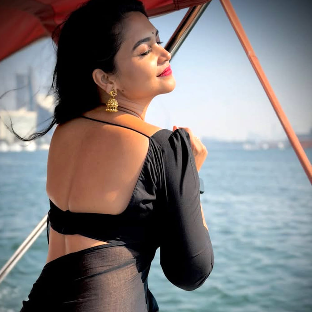 ఈ భామను అందరూ ముద్దుగా పూలగంప అని పిలుచుకుంటారు. సీరియల్లో నిత్యం చీరకట్టులో సింపుల్ గా కనిపించే మీనా.. బయట మాత్రం చాలా ట్రెండిగా కనిపిస్తుంది. సీరియల్లో చక్కగా చీర, తల్లో మల్లెపూలు పెట్టుకుని కనిపించే అమూల్య.. నెట్టింట అందాలు ఆరబోస్తూ గ్లామర్ ఫోజులతో అరాచకం సృష్టిస్తుంది.