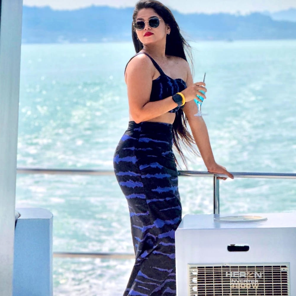 రెండు తెలుగు రాష్ట్రాల్లో ఈ ముద్దుగుమ్మ మంచి ఫ్యాన్ బేస్ ఉంది. చూడచక్కని రూపం.. అమాయకమైన నటనతో కట్టిపడేస్తుంది. ఆ బ్యూటీ మరెవరో కాదు. గుండెనిండా గుడిగంటలు సీరియల్ మీనా అలియాస్ అమూల్య గౌడ. ఈ సీరియల్ ద్వారా తెలుగు అడియన్స్ మదిలో మీనా గా చెరగని స్థానం సంపాదించుకుంది.