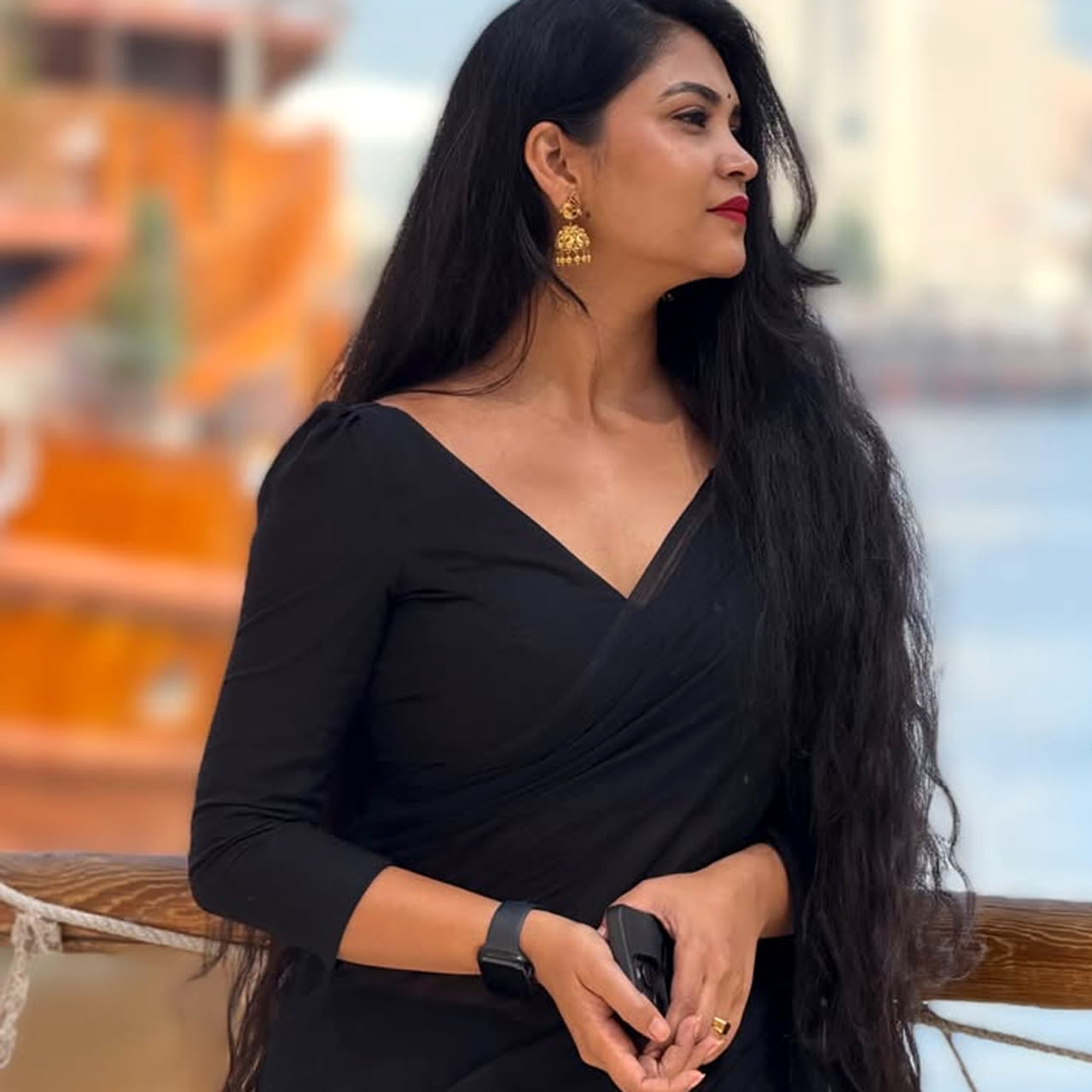 బుల్లితెరపై సీరియల్ తారలకు ఏ రేంజ్ క్రేజ్ ఉంటుందో చెప్పక్కర్లేదు. ప్రతి రోజూ టీవీల్లో వచ్చే సీరియల్ నటీనటులకు స్టార్ హీరోహీరోయిన్ల మాదిరిగా విపరీతమైన ఫాలోయింగ్ ఉంటుంది. ఈమధ్య కాలంలో సోషల్ మీడియాలో సీరియల్ తారలు చేసే హడావిడి గురించి తెలిసిందే.