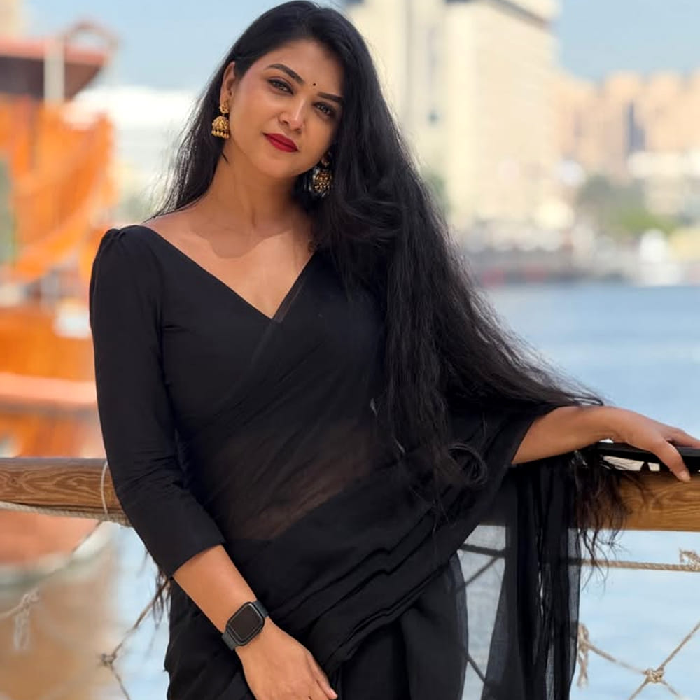 సీరియల్లో చీరకట్టులో పద్దతిగా కనిపిస్తూ.. తమ నటనతో ఆకట్టుకుంటారు. కానీ ఇప్పుడు నెట్టింట మాత్రం గ్లామర్ ఫోటోషూట్లతో రచ్చ చేస్తున్నారు. మోడ్రన్ డ్రెస్సులలో గ్లామర్ ఫోటోషూట్లతో ఫాలోయింగ్ పెంచుకుంటున్నారు. పైన ఫోటోను చూశారు కదా.. అందులో కనిపిస్తున్న బ్యూటీని గుర్తుపట్టారా.. ?