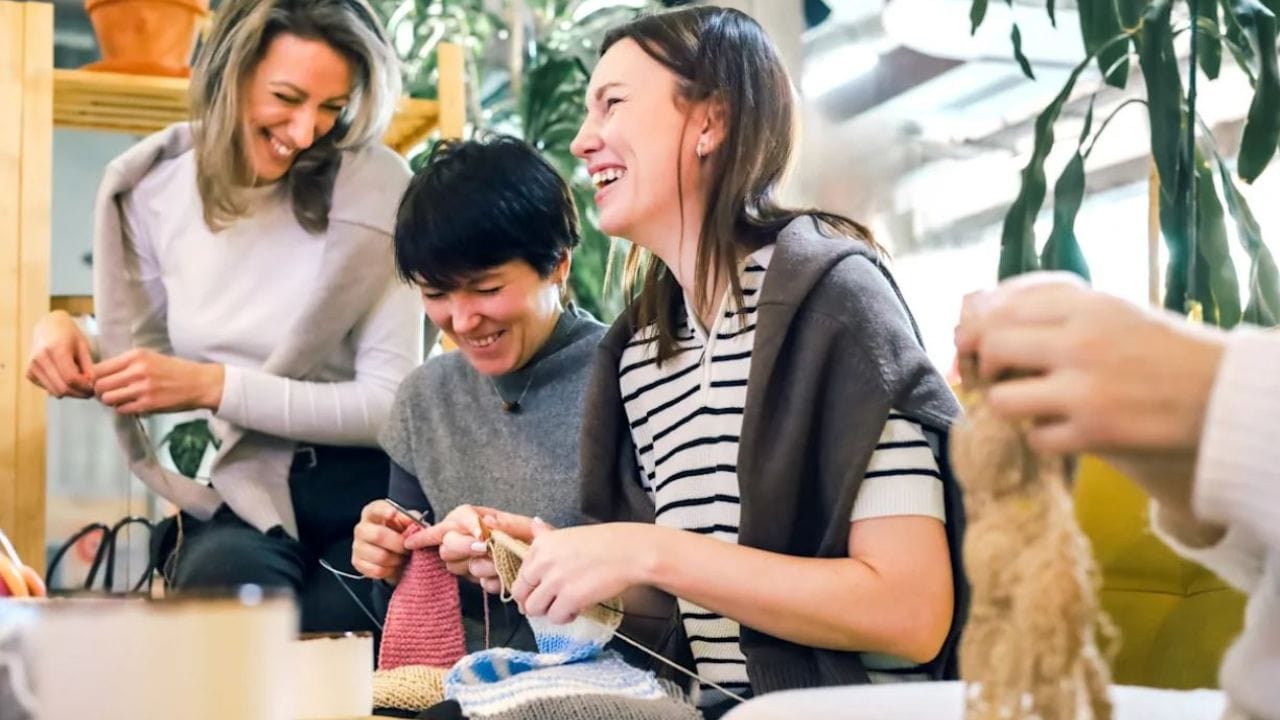 Analog Hobbies Trend: GenZని ఊపేస్తున్న ‘గ్రాండ్మా హాబీస్’.. కొత్త ట్రెండ్‌కు యూత్‌ ఫిదా