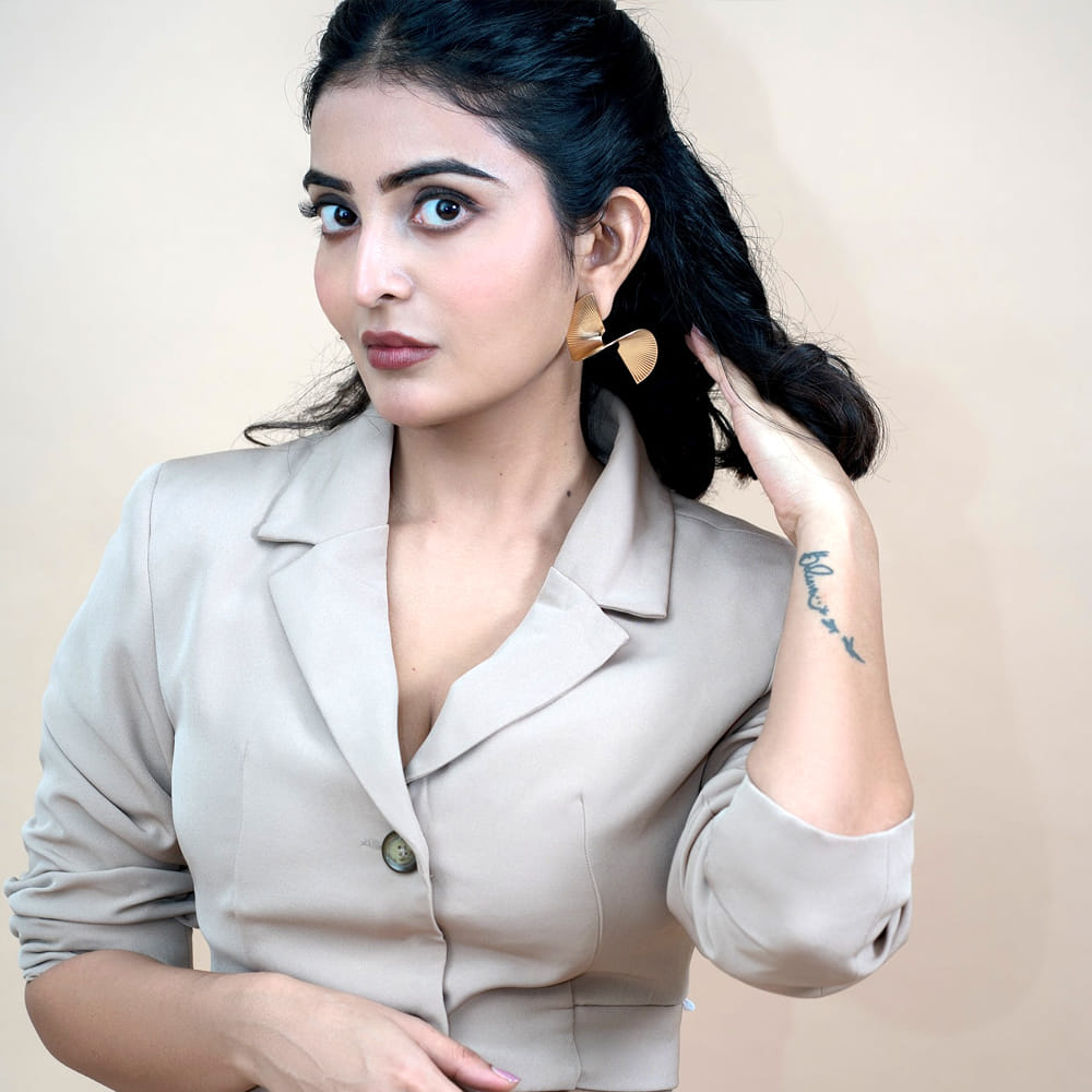 ఈ ముద్దుగుమ్మ గురించి ప్రత్యేకంగా చెప్పాల్సిన అవసరం లేదు. కెరీర్ బిగినింగ్ లో చిన్న చిన్న పాత్రలు చేసింది అనన్య. మల్లేశం సినిమాతో హీరోయిన్ గా మంచి గుర్తింపు తెచ్చుకుంది. మల్లేశం సినిమాలో అనన్య తన నటనతో ఆకట్టుకుంది. ఆ తర్వాత పవన్ కళ్యాణ్ నటించిన వకీల్ సాబ్‌తో మంచి క్రేజ్ తెచ్చుకుంది.