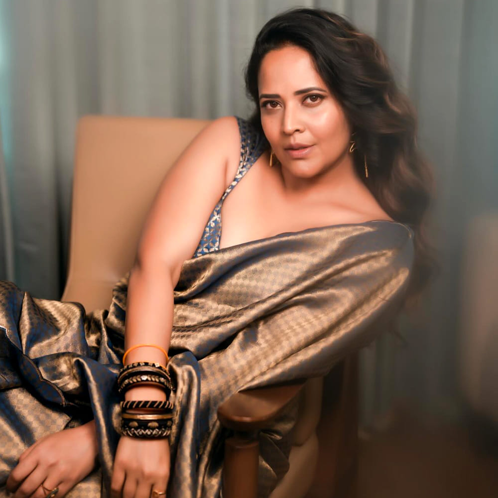 తన జీవితంలో ప్రేమ గురించి మాట్లాడుతూ.. తన లైఫ్ లో ఒకే ఒక్క బాయ్ ఫెండ్ ఉన్నాడు అతన్నే నేను పెళ్లి చేసుకున్నా అని తెలిపింది అనసూయ. ఒక వేళ పెళ్ళికాకుండా ఉంటే ఏ హీరోతో డేటింగ్ చేస్తారు అని అడగ్గన్నే ఏమాత్రం తడబడకుండా రామ్ చరణ్ పేరు చెప్పేసింది.