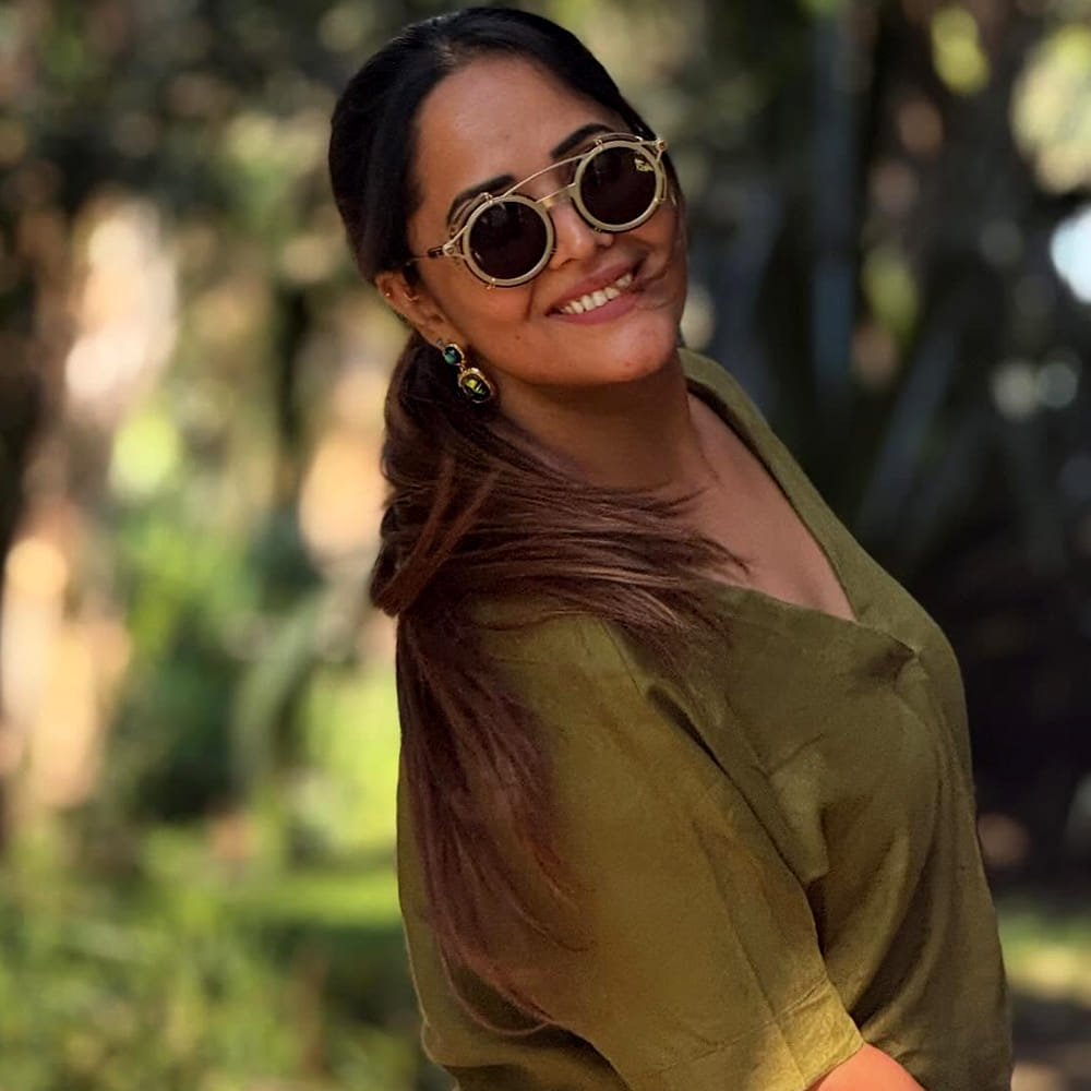 ఇక సోషల్ మీడియాలోనూ అనసూయ చాలా యాక్టివ్ గా ఉంటుంది. తన గ్లామరస్ ఫొటోలతో పాటు తనపై ట్రోల్ చేసే వారికి కౌంటర్లు ఇస్తూ ఉంటుంది. గతంలో అనసూయ చేసిన కామెంట్స్ ఇప్పుడు మరోసారి వైరల్ గా మారింది. అనసూయ ఓ ఇంటర్వ్యూలో మాట్లాడుతూ.. తన అభిమాన హీరో గురించి మాట్లాడింది. అలాగే తన లవ్ రిలేషన్ గురించి కూడా చెప్పింది.