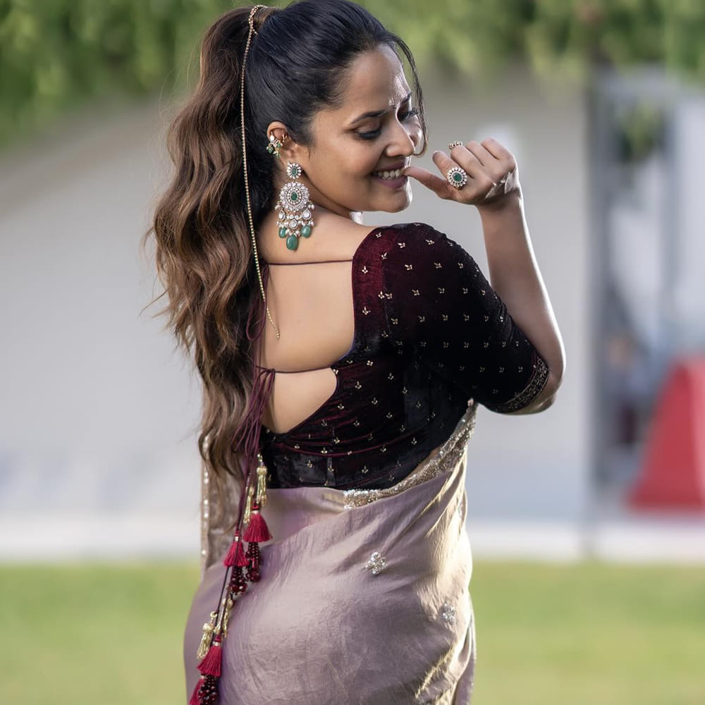 యాంకర్‌గా మంచి క్రేజ్ తెచ్చుకున్న అనసూయ. ఆ తర్వాత సినిమాల్లో నటిస్తూ ఆకట్టుకుంది. జబర్దస్త్ ద్వారా అనసూయ బాగా పాపులర్ అయ్యింది. ఈ కామెడీ షోలో తన యాంకరింగ్‌తో పాటు అందాలతోనూ ఆకట్టుకుంది ఈ చిన్నది. ఇక సినిమాల్లోనూ కీలక పాత్రల్లో నటిస్తూ మెప్పిస్తుంది ఈ బ్యూటీ. అలాగే పలు టీవీ షోలతోనూ బిజీగా ఉంది అనసూయ.