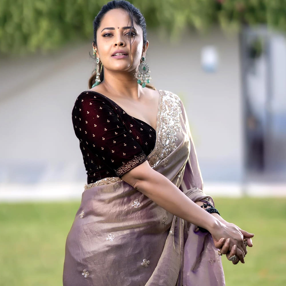 అనసూయ భరధ్వాజ్.. ఈ పేరు రెగ్యులర్‌గా వార్తల్లో వినిపిస్తూనే ఉంటుంది. ఈ అందాల భామకు ఉన్న క్రేజ్ గురించి, ఫ్యాన్ ఫాలోయింగ్ గురించి ప్రత్యేకంగా చెప్పాల్సిన అవసరం లేదు. స్టార్ హీరోయిన్స్ కు ఏమాత్రం తగ్గకుండా ఈ ముద్దుగుమ్మ ఫ్యాన్ బేస్ ఉంది.