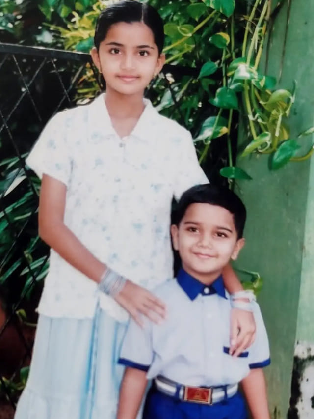 తమ్ముడితో చిన్ననాటి ఫోటోస్ షేర్ చేసిన హీరోయిన్.. గుర్తుపట్టారా.. ?