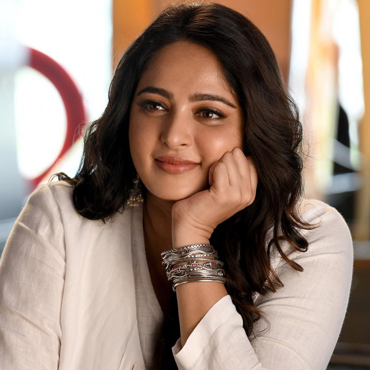 అందాల భామ అనుష్క ప్రస్తుతం ఆచితూచి సినిమాలు చేస్తుంది. ఈ అమ్మడి సినిమాల కోసం ఆమె అభిమానులు ఎంతగానో ఎదురుచూస్తున్నారు. బాహుబలి సినిమా కంటే ముందు వరకు వరుసగా సినిమాలు చేసిన అనుష్క. ఆతర్వాత సినిమాలను తగ్గించేశారు.