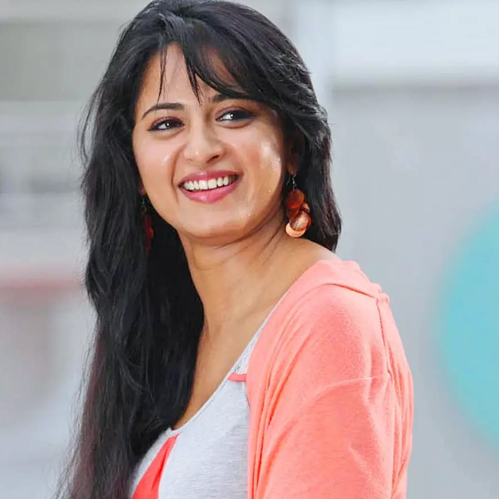 బాహుబలి సినిమాతో పాన్ ఇండియా హీరోయిన్ గా గుర్తింపు తెచ్చుకున్న ఈ అమ్మడు ఆతర్వాత అనుకున్నంత స్థాయిలో విజయాలను అందుకోలేకపోతుంది. ఆతర్వాత వచ్చిన భాగమతి సినిమా పర్లేదనిపించుకుంది. ఆతర్వాత నిశ్శబ్దం సినిమా డిజాస్టర్ అయ్యింది.