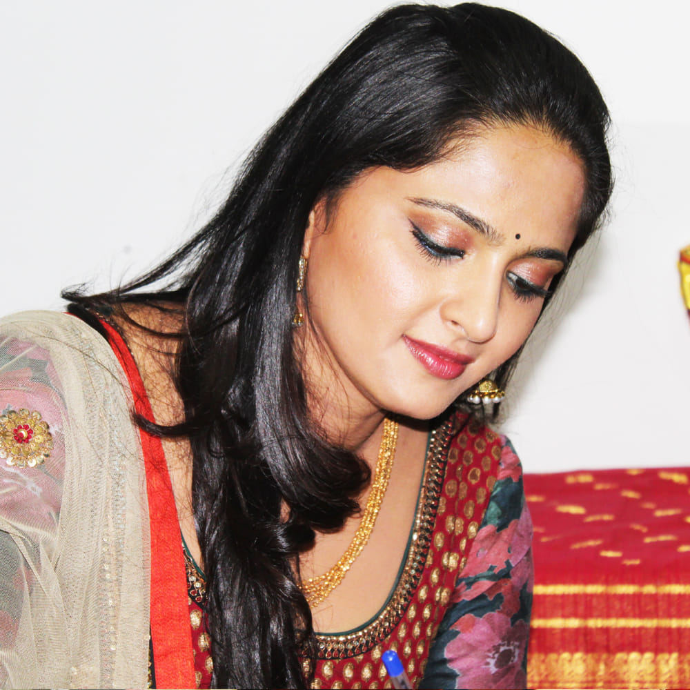 ఆతర్వాత మిస్ శెట్టి మిస్టర్ పోలిశెట్టి ఒకే అనిపించుకుంది. కాగా చివరిగా వచ్చిన ఘాటీ సినిమా డిజాస్టర్ అయ్యింది. దాంతో ఈ అమ్మడు ఇప్పుడు ఎలాంటి సినిమాతో వస్తుందా అని అభిమానులంతా ఎదురుచూస్తున్నారు. ఇదిలా ఉంటే అనుష్క పెళ్లి గురించి నిత్యం ఎదో ఒక వార్త వైరల్ అవుతూనే ఉంటుంది.