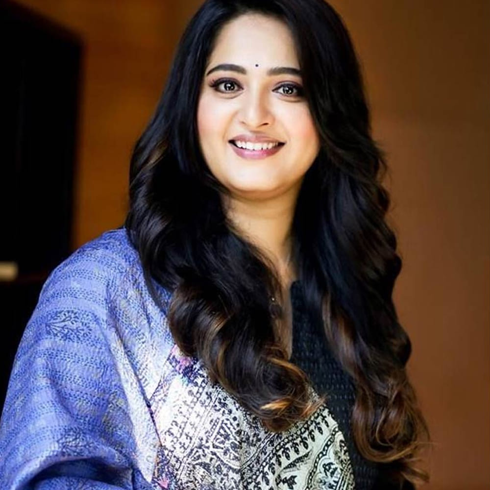 గతంలో అనుష్క పెళ్లి గురించి చాలా వార్తలు వచ్చాయి. ఓ స్టార్ హీరోతో పెళ్లి అని, అలాగే ఓ బిజినస్ మేన్ తో ఫిక్స్ అయ్యిందని రకరకాలుగా వార్తలు వచ్చాయి. రీసెంట్ గా  అనుష్కకు పెళ్లి నిశ్చితార్థం జరిగిందని, ఆమె ఒక వ్యక్తి చెయ్యి పట్టుకుని నడుస్తున్న ఫొటోను పోస్ట్‌ చేసి ట్రోలింగ్‌ చేస్తున్నారన్నారు.