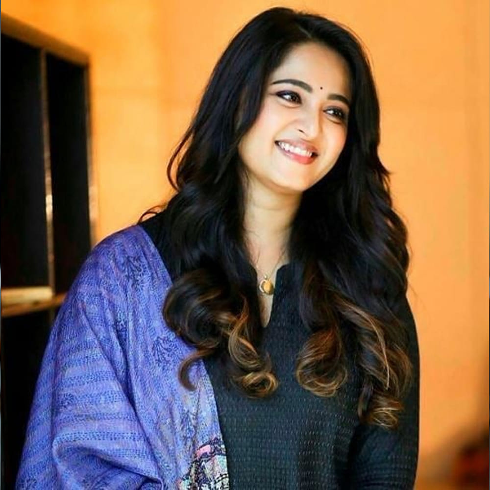 ప్రముఖ నటి అనుష్క శెట్టి తన కెరీర్ ప్రారంభ దశ, సినీ రంగ ప్రవేశం వెనుక ఉన్న అనుభవాలను వెల్లడించారు. సినిమా రంగంలో తన తొలి అవకాశం పూరి జగన్నాథ్ గారి ద్వారా వచ్చిందని, అయితే తనకు అండగా నిలిచి, నమ్మకంతో అవకాశం ఇచ్చిన నాగార్జున తనకు ఎప్పటికీ వెరీ స్పెషల్ అని అనుష్క భావోద్వేగంగా తెలిపారు. అనుష్క శెట్టి తన యోగా గురువు భరత్ ద్వారా, అలాగే దర్శకుడు ఇ. నివాస్ భార్య ద్వారా పూరి జగన్నాథ్‌ను కలవమని సలహా పొందారు. 