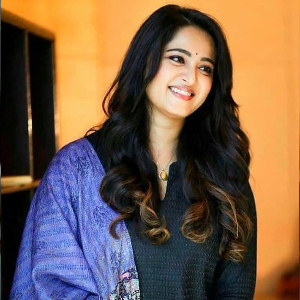 ప్రముఖ నటి అనుష్క శెట్టి తన కెరీర్ ప్రారంభ దశ, సినీ రంగ ప్రవేశం వెనుక ఉన్న అనుభవాలను వెల్లడించారు. సినిమా రంగంలో తన తొలి అవకాశం పూరి జగన్నాథ్ గారి ద్వారా వచ్చిందని, అయితే తనకు అండగా నిలిచి, నమ్మకంతో అవకాశం ఇచ్చిన నాగార్జున తనకు ఎప్పటికీ వెరీ స్పెషల్ అని అనుష్క భావోద్వేగంగా తెలిపారు. అనుష్క శెట్టి తన యోగా గురువు భరత్ ద్వారా, అలాగే దర్శకుడు ఇ. నివాస్ భార్య ద్వారా పూరి జగన్నాథ్ను కలవమని సలహా పొందారు.