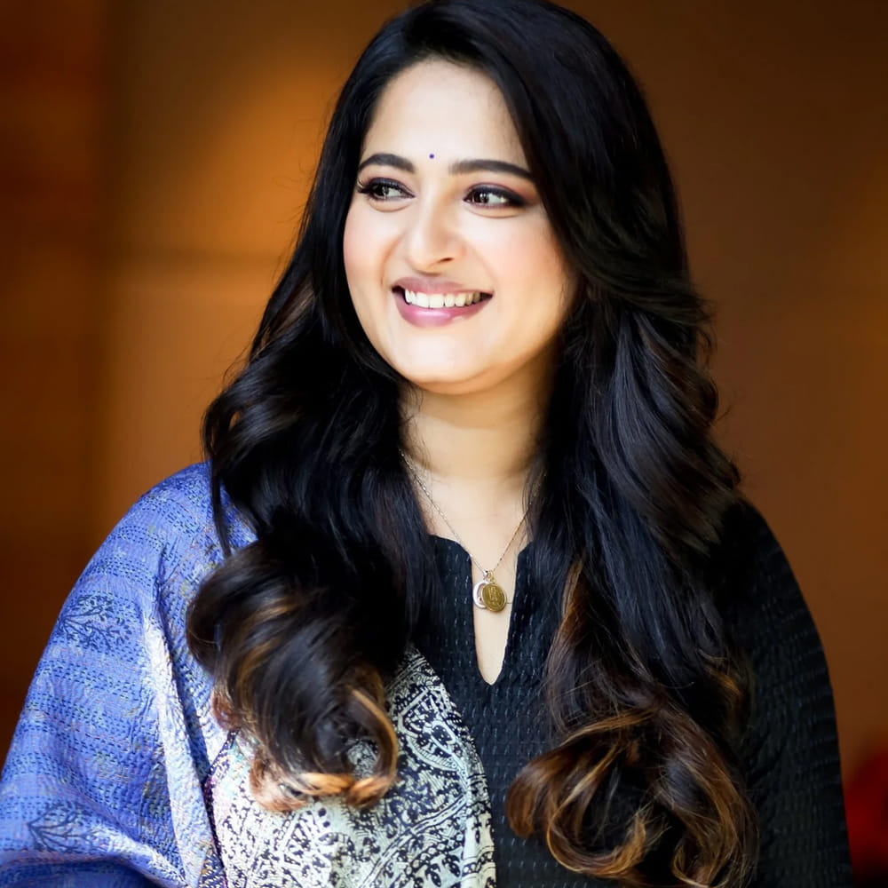 హైదరాబాద్‌లో మాస్ సినిమా షూటింగ్ జరుగుతున్న సెట్‌లో నాగార్జున సమక్షంలో ఆడిషన్ జరిగింది. ఒక Miss India పోటీదారురాలు, పర్మీత్ ఠాకూర్‌తో పాటు అనుష్క కూడా ఆడిషన్‌కు వచ్చారు. మేకప్ టెస్ట్ సమయంలో మేకప్ ఆర్టిస్ట్ "మస్కారా పెట్టనా? షాడో పెట్టనా?" అని అడిగితే, "ఏదైనా చేయండి" అని బదులిచ్చానని అనుష్క నవ్వారు. ఫోటోషూట్ సమయంలో సంగీతం, ఫ్యాన్ పెట్టుకుని చాలా అందంగా పోజులిచ్చిన పర్మీత్ ఠాకూర్‌ను చూసి, తనకు ఏడుపు వచ్చిందని, "నా వల్ల ఇది కాదు" అని వెళ్ళిపోదామని అనుకున్నానని అనుష్క వివరించారు.