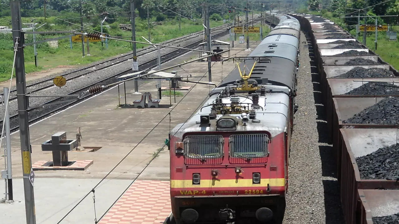 పల్నాడు జిల్లాలోని మాచర్ల నుంచి తెలంగాణలోని గద్వాల్ వరకు కొత్త రైల్వే లైన్ కోసం ప్రపొజల్స్ సిద్దమయ్యాయి. ఇక నెల్లూరు-రాజంపేట మధ్య కొత్త రైలు మార్గం నిర్మించాలని భావిస్తున్నారు. ఇక సామర్లకోట-చింతూరు మధ్య 150 కిలోమీటర్ల మేర కొత్త మార్గానికి కూడా ప్రతిపాదనలు రెడీ చేశారు.
