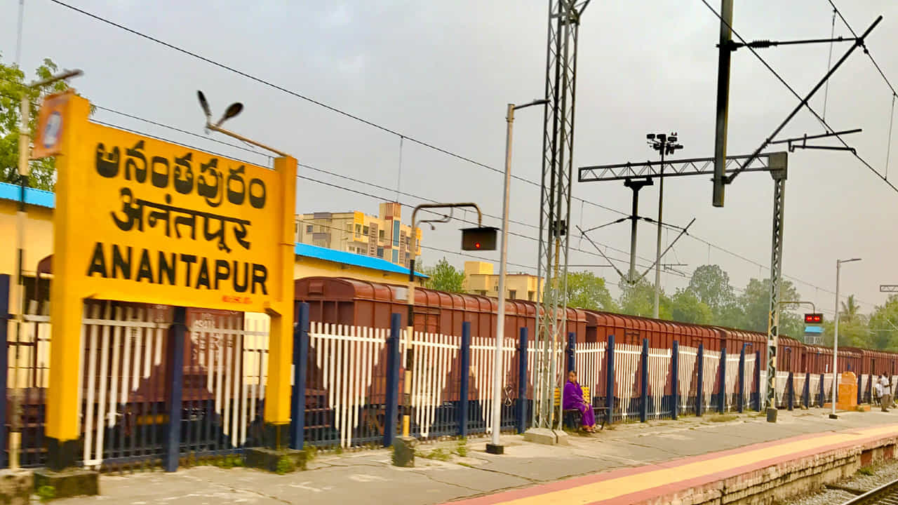 కళ్యాణదుర్గం-అనంతపురం మధ్య 58 కిలోమీటర్ల కొత్త రైల్వే లైన్, గూడూరు-దుగరాజపట్నం మధ్య కొత్త లైన్కు రైల్వేశాఖ ప్రతిపాదనలు సిద్దం చేసింది. 2016లోనే ఈ మార్గానికి సంబంధించిన డీపీఆర్ సిద్దం కాగా.. ఆ తర్వాత ముందుకు కదరలేదు. ప్రస్తుతం దుగరాజపట్నం గ్రీన్ ఫీల్డ్ పోర్ట్, షిప్ బిల్డింగ్ యూనిట్ నిర్మాణం జరుగుతుండటంతో.. కొత్త రైల్వే లైన్పై మళ్లీ కదలిక వచ్చింది.
