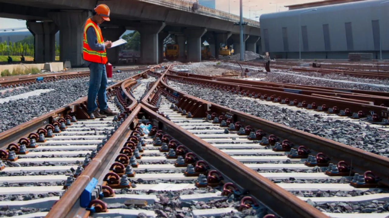 ఇక హైదరాబాద్-మార్కాపురం కొత్త రైల్వే లైన్‌పై కూడా రైల్వేశాఖ ప్రతిపాదనలు సిద్దం చేసింది. ఇది శ్రీశైలం మీదుగా వెళ్లనుంది. హైదరాబాద్ నుంచి శ్రీశైలం వెళ్లేవారికి ఇది ఉపయోగపడనుంది. శ్రీశైలంకు తరచూ హైదరాబాద్ నుంచి వేలామంది వెళ్తూ ఉంటారు. వీరికి రైలు ప్రయాణం అందుబాటులోకి రానుంది.

