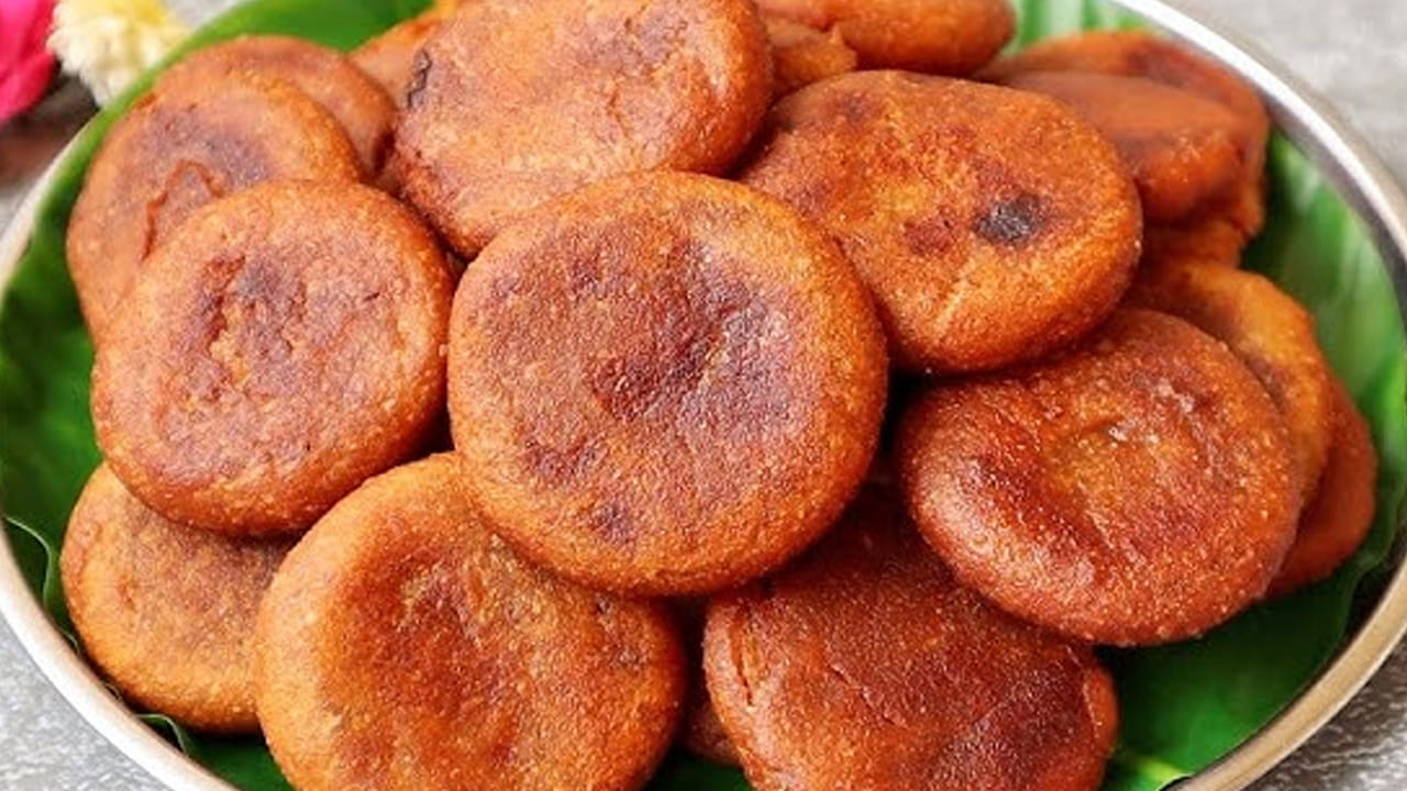 ముందుగా పిండిని కలుపుకుని పక్కన పెట్టుకోవాలి: ఒక పెద్ద గిన్నె తీసుకుని  బియ్యం పిండి, ఒక టేబుల్ స్పూన్ కారం, రుచికి సరిపడా ఉప్పు, ఒక టేబుల్ స్పూన్ జీలకర్ర, అర టీ స్పూన్ నువ్వులు, నానబెట్టిన ఒక కప్పు పచ్చిశనగపప్పు అలాగే, కరివేపాకు ఆకులు కూడా వేసి మిక్స్ అయ్యేలా కలపాలి.